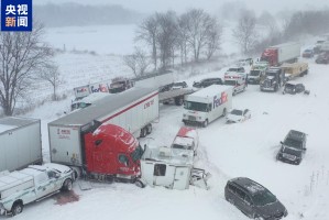美国密歇根州暴雪引发百车连环相撞