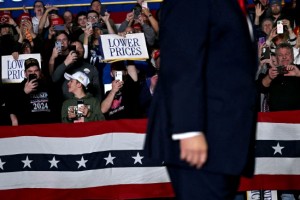 特朗普欲将选民注意力重新聚焦经济领域，此举或令其追悔莫及