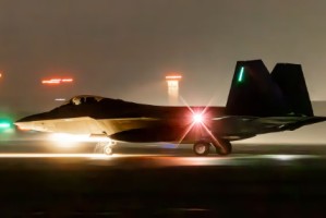 特朗普考虑发动打击之际，超150架美军战机部署欧洲与中东